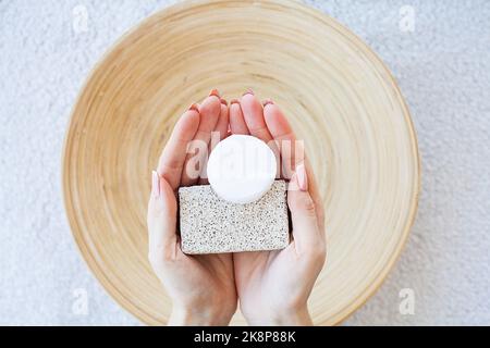 Prodotti benessere e cosmetici. Bagno-giorno ingredienti per trattamenti Spa sapone su sfondo bianco Foto Stock