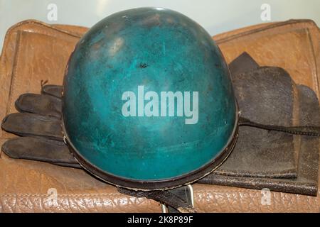 Vecchio casco da motocicletta con guanti Foto Stock