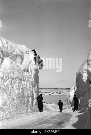 Norvegia settentrionale nella primavera del 1957. Dalla registrazione del film 'Nine Liv' sulla fuga dell'eroe di guerra Jan Baalsrud durante la seconda guerra mondiale Jan Baalsrud è interpretato da Jack Fjeldstad, e il film è registrato dove la fuga ha avuto luogo. In Lyngseidet. Ecco una scena drammatica, dove Baalsrud ha messo fuori gioco uno degli inseguitori tedeschi con un colpo, e riesce a salvarsi. Soldati tedeschi. Foto: Aage Storløkken / corrente / NTB Foto Stock