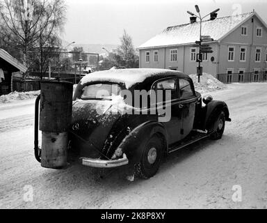 Kongsberg 197312. Auto generatore / pomolo sulla strada da Kongsberg a Drammen. Durante la crisi petrolifera, questa macchina che va sul carbone potrebbe ottenere il suo rinascimento. Si tratta di un modello Mercedes pre-bellico montato sul generatore. La generazione più vecchia ha riconosciuto la macchina della manopola del tempo di guerra. Foto Ivar Aaserud / corrente / NTB Foto Stock