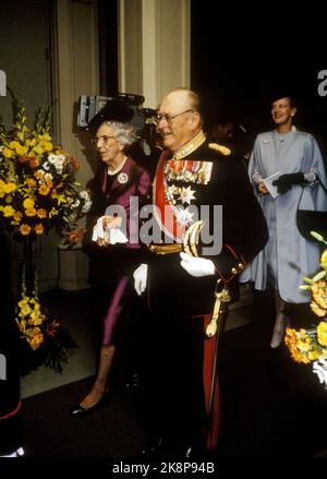 Oslo 9 ottobre 1988. Il principe Haakon Magnus si conferma nella cappella del castello. Ecco il suo nonno re Olav sulla strada per entrare nella chiesa. Foto; Falco di noci / NTB Foto Stock