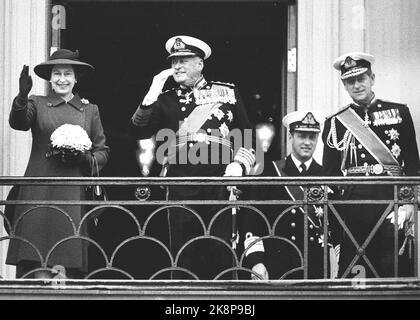 Oslo 19810505. Regina Elisabetta con suo marito Principe Filippo in Norvegia. La regina Elisabetta e il re Olav salutano i partecipanti allo Slottsplassen. Ad es. Regina Elisabetta, Re Olav e Principe Filippo. Onde, sorridente. Foto: NTB / NTB Foto Stock