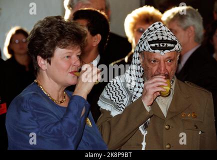 Oslo 19941211: Il primo ministro Gro Harlem Brundtland e Yasir Arafat Godetevi un bicchiere di succo d'arancia durante il pranzo ad Akershus. Il Premio Nobel per la pace 1994 è diviso tra Yasir Arafat, Shimon Peres e Yitzhak Rabin. Foto: Rune Petter Næs NTB / NTB Foto Stock