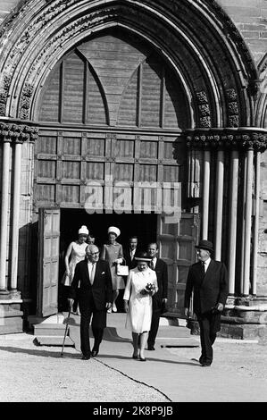 Trondheim19690810. La regina Elisabetta II visita la Norvegia con la famiglia. La regina Elisabetta e il re Olav visitano la cattedrale insieme alla principessa Anna, alla principessa ereditaria Sonja, al principe Filippo e al principe ereditario Harald. Archivio NTB / ntb Foto Stock