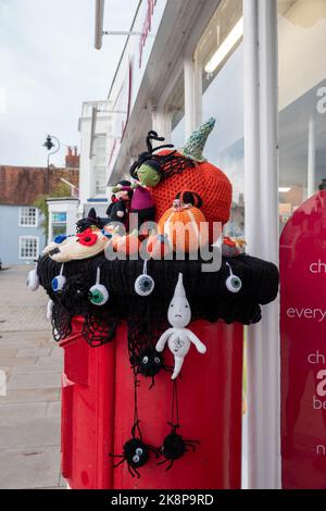 topper a maglia di halloween con zucche fantasmi ragno e una strega Foto Stock