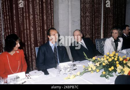 Oslo 198204 14-16 la coppia reale spagnola re Juan Carlos e la regina Sofia in visita ufficiale in Norvegia. Ad es. La principessa della corona Sonja, il re Juan Carlos, il re Olav e la regina Sofia durante il pranzo del sindaco Albert Nordengen nel municipio. Foto: NTB / NTB Foto Stock