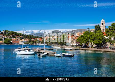 Barche ormeggiate sul lungomare della pittoresca città di Cavtat sulla costa dalmata della Croazia Foto Stock