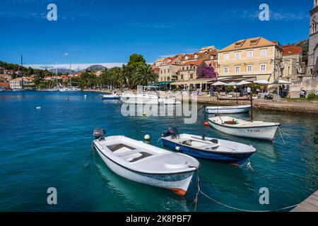 Barche legate sul lungomare della pittoresca città di Cavtat sulla costa dalmata della Croazia Foto Stock