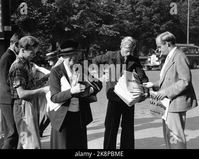 Oslo 19390902 lo scoppio della guerra / seconda guerra mondiale scoppia. La Germania invase la Polonia il 1 settembre 1939. La notizia giunse in Norvegia il giorno seguente, e i giornali uscirono con tipi di guerra. La gente compra e legge i giornali a Karl Johan. Il posto di mattina con il titolo 'Hitler dichiara la guerra '. Foto: NTB / NTB Foto Stock