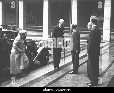 Oslo 19520803. Re Haakon 80 anni 3 agosto 1952. Re Haakon arriva al municipio e vuole essere il matrimonio del sindaco Brynjulf ​​Bull. Foto: NTB / NTB Foto Stock