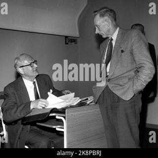 Oslo 19580424. Il dibattito straniero in The Storting. Il ministro degli Esteri Halvard M. Lange (t.v.) ha presieduto la commissione per gli affari esteri, Bent Røiseland, prima della relazione sulla politica estera di Storting. Archivio NTB foto Jan Stage / NTB Foto Stock