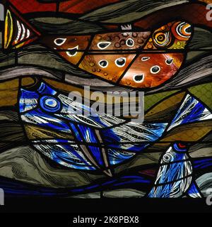 Pesci blu e bruni nuotano in un pannello inferiore del 1958 Freiheitsfenster (finestra della libertà) del famoso artista tedesco Hans Gottfried von Stockhausen (1920-2010) nella navata sud dell'Ulmer Münster, la cattedrale luterana di Ulm, Baden-Württemberg, Germania. Foto Stock