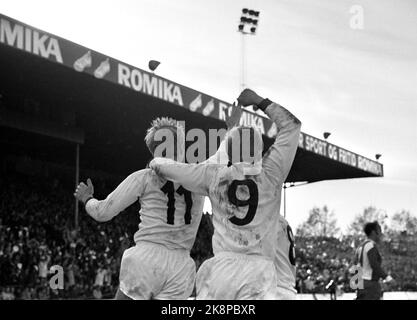 Oslo 19701025. Calcio. Coppa finale Strømsgodset - Lyn 4-2, stadio Ullevaal. I giocatori di SIF allietano. NTB Stock Photo Vidar Knai / NTB Foto Stock