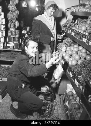 Arvika, Svezia 195412. Le casalinghe norvegesi hanno conquistato Arvika. Nel mese di dicembre, la città è stata invasa fino a 20 autobus norvegesi imballati da casalinghe shopping di Natale. Lunghe code di casalinghe nel negozio coloniale e il negozio di giocattoli per acquistare a buon mercato ciò di cui hanno bisogno per Natale. Alcuni giorni ci sono fino a 6-700 donne di shopping di Natale. Gli scaffali abbondano con le cose più belle e allettanti, qui è self-service e solo fornire se stessi-finora il denaro va. Banane, uva, arance, noci-nel cestino con tutto. Foto: Aage Storløkken / corrente / NTB Foto Stock
