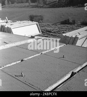 Bærum. Nadderud 1951. 48 case sono in costruzione su Nadderud. 'Si parla di case cittadine all'uno e mezzo piano con arredamento secondo i principi americani. Ogni appartamento è composto da 4 camere e cucina, con una superficie totale di ​​115 mq, oltre al seminterrato sotto la metà della casa. L'affitto sarà di 160.- kroner al mese. Ma può probabilmente essere ridotto. La caparra è stimata a 7.000 NOK per appartamento. ' Qui elementi per le case. Foto: Sverre A. Børretzen / NTB Foto Stock