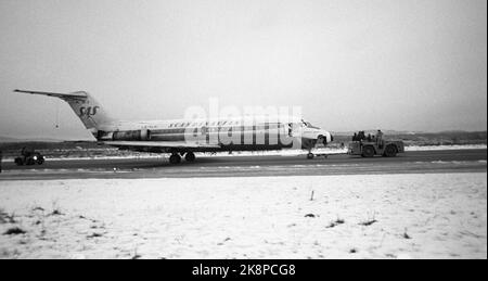 Bærum, Fornebu 10 febbraio 1973. Sollevare l'aereo SAS 'Reidar Viking' che ha fallito il 30 gennaio 1970 all'aeroporto di Fornebu. Nessuna gente è morta. Qui, l'aereo danneggiato è trainato con naso schiacciato. Foto; corrente / NTB Foto Stock