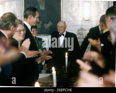 Oslo 19870921. Il 30th° anniversario di Re Olav come Monarca (1957-1987). Qui dal partito del governo per la cena del re Olav al castello di Akershus. Tutti gli ospiti si alzano e si battono dopo che il re Olav parlò. Foto: Bjørn Sigurdsøn NTB / NTB Foto Stock