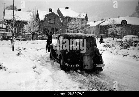 Drammen 197312. Auto generatore / pomolo sulla strada da Kongsberg a Drammen. La polizia di Drammen ha fermato la macchina. Durante la crisi petrolifera, questa macchina che va sul carbone potrebbe ottenere il suo rinascimento. Si tratta di un modello Mercedes pre-bellico montato sul generatore. La generazione più vecchia ha riconosciuto la macchina della manopola del tempo di guerra. Foto Ivar Aaserud / corrente / NTB Foto Stock