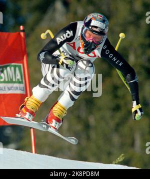 Kvitfjell. Alpine WC Final. Alpint, finale di Coppa del mondo. Da, donne. Lo sci tedesco Katja Seizinger scende al terzo posto nella Coppa del mondo discesa Race nel corso Olimpico 1994 a Kvitfjell vicino a Lillehammer in Norvegia Mercoledì 6 marzo 1996. Seizinger guida la classifica generale alpina a 347 punti. Seizinger ha vinto una medaglia d'oro olimpica nello stesso corso nelle Olimpiadi invernali del 1994. (AP/Foto: Lise Aaserud) Foto Stock