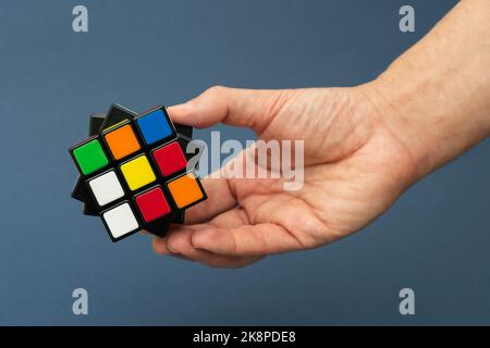 ISTANBUL - TURCHIA - 3 OTTOBRE 2022: Cubo di Rubik nelle mani dell'uomo, primo piano. Cubo di Rubik inventato da un architetto ungherese Erno Rubik nel 1974. Foto Stock