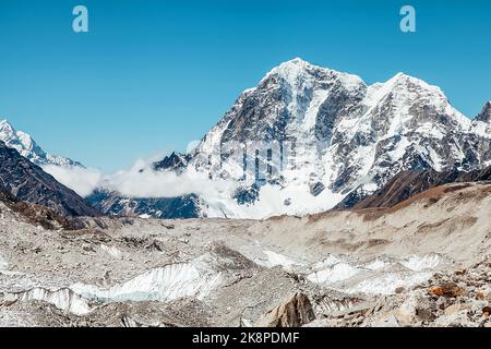 L'epico ghiacciaio di Khumbu sulla strada per l'Everest base Camp nelle montagne Himalaya. Percorso escursionismo EBS. Foto Stock