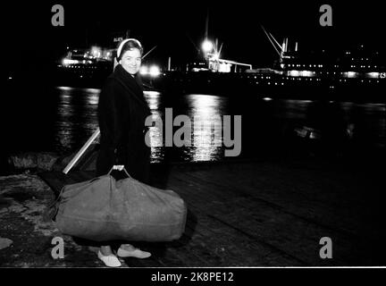 Tønsberg 19591114 600 uomini e una donna Nurse Esther Berg (25) sulla sua strada per la caccia alle balene nel Mare del Sud con 600 uomini. Qui è la prima ragazza prima che lei sala la cucina balena Balaena. Foto: Sverre A. Børretzen / corrente / NTB Foto Stock