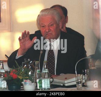 Oslo. Con la stampa norvegese e straniera presente, il presidente Boris Eltsin ha usato i ministri di Storslega e Skin Braid di fronte alle prime persone della prossima vita norvegese. Foto: Morten Holm / Visita NTB / conferenze stampa / Politica / Russia / Foto Stock