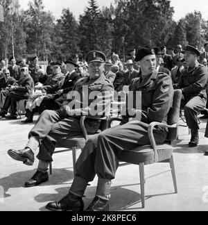 Transum 19570618 la Scuola di Cavalleria di Cavalleria festeggia il suo 150th° anniversario a Transum alla presenza del principe ereditario Olav (TV) e del principe Harald. Qui i due insieme, entrambi in uniforme. Foto: NTB / NTB Foto Stock