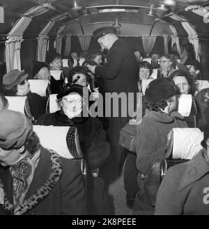 Arvika, Svezia 195412. Le casalinghe norvegesi hanno conquistato Arvika. Nel mese di dicembre, la città è stata invasa fino a 20 autobus norvegesi imballati da casalinghe shopping di Natale. Lunghe code di casalinghe nel negozio coloniale e il negozio di giocattoli per acquistare a buon mercato ciò di cui hanno bisogno per Natale. Alcuni giorni ci sono fino a 6-700 donne di shopping di Natale. A Magnor c'era il controllo dei pedaggi e delle valute, un funzionario doganale entrò in autobus e chiese se qualcuno avesse più soldi di quelli a cui era consentito. I funzionari doganali sono gentili, il controllo è un caso molto formale. Foto: Aage Storløkken / corrente / NTB Foto Stock