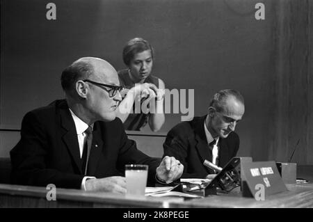 Oslo 19650903. Dibattito elettorale in radio e televisione prima delle elezioni parlamentari 1965. I partecipanti del Partito popolare Socialista, il rappresentante parlamentare Finn Gustavsen (t.H.) e il segretario di partito Knut Løfsnes. Foto NTB / NTB Foto Stock