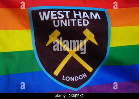 Una visione generale del logo West Ham United su una bandiera arcobaleno davanti alla partita della Premier League al London Stadium, Londra. Data immagine: Lunedì 24 ottobre 2022. Foto Stock