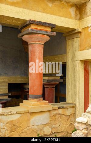 Restaurata sezione del Tempio di Cnosso un sito archeologico in età di bronzo vicino Heraklion in Creta Grecia, che era il centro della cultura minoica. Foto Stock