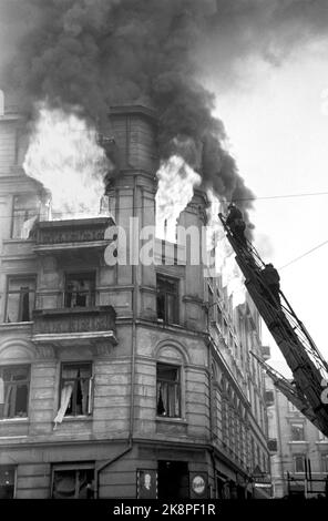 Oslo 19450123 il fuoco in Svendsensgate 1-3-5 Sabotage (in piedi sulla busta) sbagliato?! Am: Schwensgate 3 dove si trovava lo stoccaggio di petrolio di Shell. Sabotaggio in cui 360 ​​liters di olio speciale sono stati bruciati dopo che la resistenza ha caricato esplosivi e benzina davanti al naso delle guardie tedesche. Fiamme fuori dai finestrini. Pompiere su scala auto Photo: R.J./NTB Foto Stock