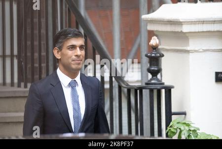 Londra, Regno Unito. 24th Ott 2022. Rishi Sunak, nuovo leader del partito conservatore, lascia il quartier generale del partito conservatore London UK Credit: Ian Davidson/Alamy Live News Foto Stock