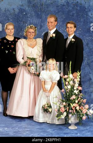 Oslo 19891209: Cathrine Ferner, nipote del re Olav, sposa Arild Johansen nella chiesa di Ris a Oslo. La sposa in abito rosa con paillettes, pizzo e corona di fiori nei capelli. Qui la coppia nuziale fotografò con le spose, Benedikte ferner e Petter Elind. Nella foto anche la ragazza nuziale, Laila Maria, la nipote dello sposo di 5 anni e mezzo. Foto: Knut Falch Foto Stock