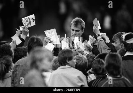 Oslo, 19900423. Bislett. Vålerenga - Tottenham 0 - 0. Erik Thorstvedt, custode di Tottenham, scrive autografi dopo la partita. Foto: Morten Hvaal Foto Stock