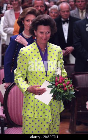 Oslo 19960613 il premio culturale di Anders Jahre è stato consegnato a Liv Ullmann nell'auditorium dell'Università alla presenza della coppia reale. Qui la regina Sonja in tuta verde lime con puntini viola. Sullo sfondo la signora di corte. Foto: Lise Åserud / NTB / NTB NEG. 37336 Foto Stock