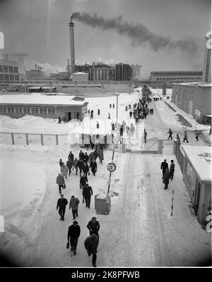 Herøya 196010. La fabbrica di Norsk Hydro su Herøya, esterno. I lavoratori vanno dal turno. La fabbrica sullo sfondo, fumo dal tubo. Fabbriche. Foto: Aage Storløkken / corrente / NTB Foto Stock