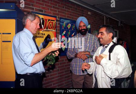 Oslo 19970909: Il primo ministro Thorbjørn Jagland ha distribuito rose sulla metropolitana di Oslo. Jagland ha visitato oggi la parte orientale di Oslo in relazione alla campagna elettorale. Jagland prese la metropolitana da Økern alla piazza della Groenlandia, dove tenne un appello. Foto di scansione: Cornelius Poppe / NTB Foto Stock