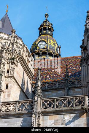 Tetto con torre della Cattedrale di Santa Elisabetta a Kosice, Slovacchia Foto Stock