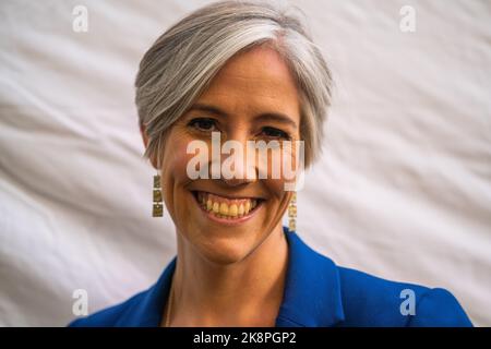 Londra Regno Unito. 24 ottobre 2022 . Daisy Cooper, membro liberale democratico del Parlamento per St Albans è intervistato sul verde del college il giorno in cui Rishi Sunak ha vinto la nomina per leader del partito conservatore e diventa il nuovo primo ministro dopo che Liz Truss si è dimesso. Credit: amer Ghazzal/Alamy Live News Foto Stock