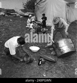 Lillehammer 1955 - dal campo di zingari a Vingnes. A tre delle quattro famiglie che vivono nel campo è stato detto di lasciare il paese entro 10 giorni. Secondo la legge norvegese, "gli zingari o altri volantini che non si allontanano per avere la cittadinanza norvegese non dovrebbero avere accesso al regno". Lo stoccaggio in rame è la specialità della zingara. L'arte è stata ereditata da padre in figlio per secoli. Bambini in tende sullo sfondo. Cuscinetto in rame. Foto: Aage Storløkken / corrente / NTB Foto Stock