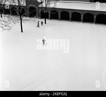 Oslo Febbraio / Marzo 1954 sciopero dell'insegnante: Gli insegnanti di Oslo in sciopero per salari più alti. Lo sciopero durò 33 giorni. Ecco il cortile della scuola di Majorstua. Di solito è brulicante con la vita qui, ma ora ci sono solo un paio di bambini che sciano nel cortile della scuola. Scuola Majorstuen Foto: Sverre A. Børretzen corrente / NTB Foto Stock