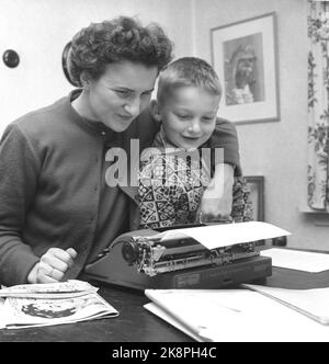 Nesodden 19581206. L'autore Eva Ramm ha attaccato gli animali più sacri della società: La casalinga perfetta. Cura la casa un po 'di meno e il matrimonio molto di più! è la morale del libro di debutto 'con la polvere sul cervello'. Qui Eva con il figlio Hans Henrik in grembo che sta scrivendo un nuovo libro. Foto: Sverre A. Børretzen corrente / NTB Foto Stock