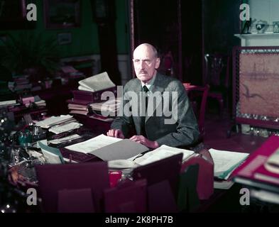 Oslo 19510526: Re Haakon VII fotografò al castello alla sua scrivania. Foto: NTB / NTB Foto Stock