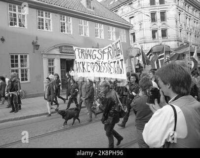 Oslo 1987-05-21: Negozio dimostratasjoner i mai 1987, FORSVARSMINISTER CASPAR WEINBERGER BESØKER NORGE di USA. Harde sammenstøt mellom politi og dimostranter som dimostrerer mot USA og NATO ved den amerikanske ambasciaden den 12. Og 14. mai 1987. Rundt 80 dimostranter ble innbragt. Sere blir 20 arrestert, bl.a. Stein Lillevolden i en dramatisk politiaksjon på Stortorvets Gjæstgiveri. Politimester Willy Haugli får sterk kritikk. Dimostrante Nesten 10,000. Hammar politikammer etterforsker Oslo-aksjonen. En rapport bekrefter kritikken, men stiller ingen til ansvar. Bildet: Flere tusen menneske Foto Stock