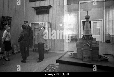 Boris Gleb, Soviet Aprile 1965. "Armi turistiche russe: Vodka". Visto - accesso gratuito all'Unione Sovietica. Boris Gleb può tentare con una mostra d'arte, cinema e visite alla centrale elettrica, ma il richiamo più importante è Vodka. Qui un tour della vecchia chiesa che funge da museo d'arte. Foto: Sverre A Børretzen / corrente / NTBSCANPIX. Foto Stock