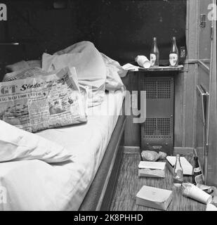 Oslo 19600106: Nel 1960, NSB aveva 3212 letti nei loro vagoni letto, e divennero sempre più popolari. Ogni giorno, un esercito di pulitori si trasferì nella zona di NSB a Lodalen, per lavare, pulire e cambiare biancheria da letto. Questo comparto ha probabilmente la casa svedese, che non sono stati intimiditi dalla prima pagina del tempo di Goteborg che si occupa di un incidente ferroviario più grande, ma che ha goduto con Pils, Sockkerdrykk e Avis dal 6 gennaio. E la spazzatura è lasciata come al solito per il personale delle pulizie. Foto: Ivar Aaserud / corrente / NTB Foto Stock