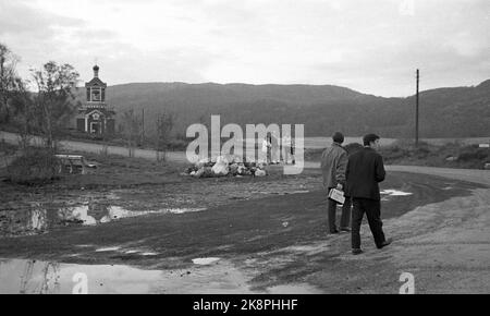 Boris Gleb, Soviet Aprile 1965. "Armi turistiche russe: Vodka". Visto - accesso gratuito all'Unione Sovietica. Boris Gleb può tentare con la mostra d'arte, il cinema e la visita alla centrale elettrica, ma il richiamo più importante è Vodka .. Qui i turisti in viaggio per un tour della vecchia chiesa che fungono da museo d'arte. Foto: Sverre A Børretzen / corrente / NTBSCANPIX. Foto Stock