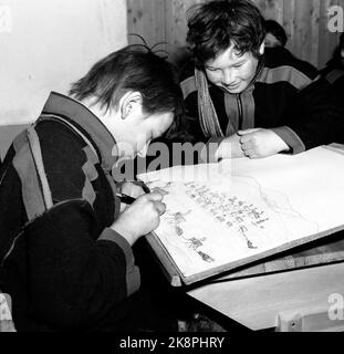 Karasjok, Finnmark, gennaio 1950. Dal collegio per i bambini in movimento. I bambini Sami vivono a scuola superiore. John Guttorm è grande nel disegnare mandrie di renne e renne, e Johan Kemi (con Lasso sopra le sue spalle) è pieno di ammirazione. Foto: SV. A. Børretzen / corrente / NTB Foto Stock